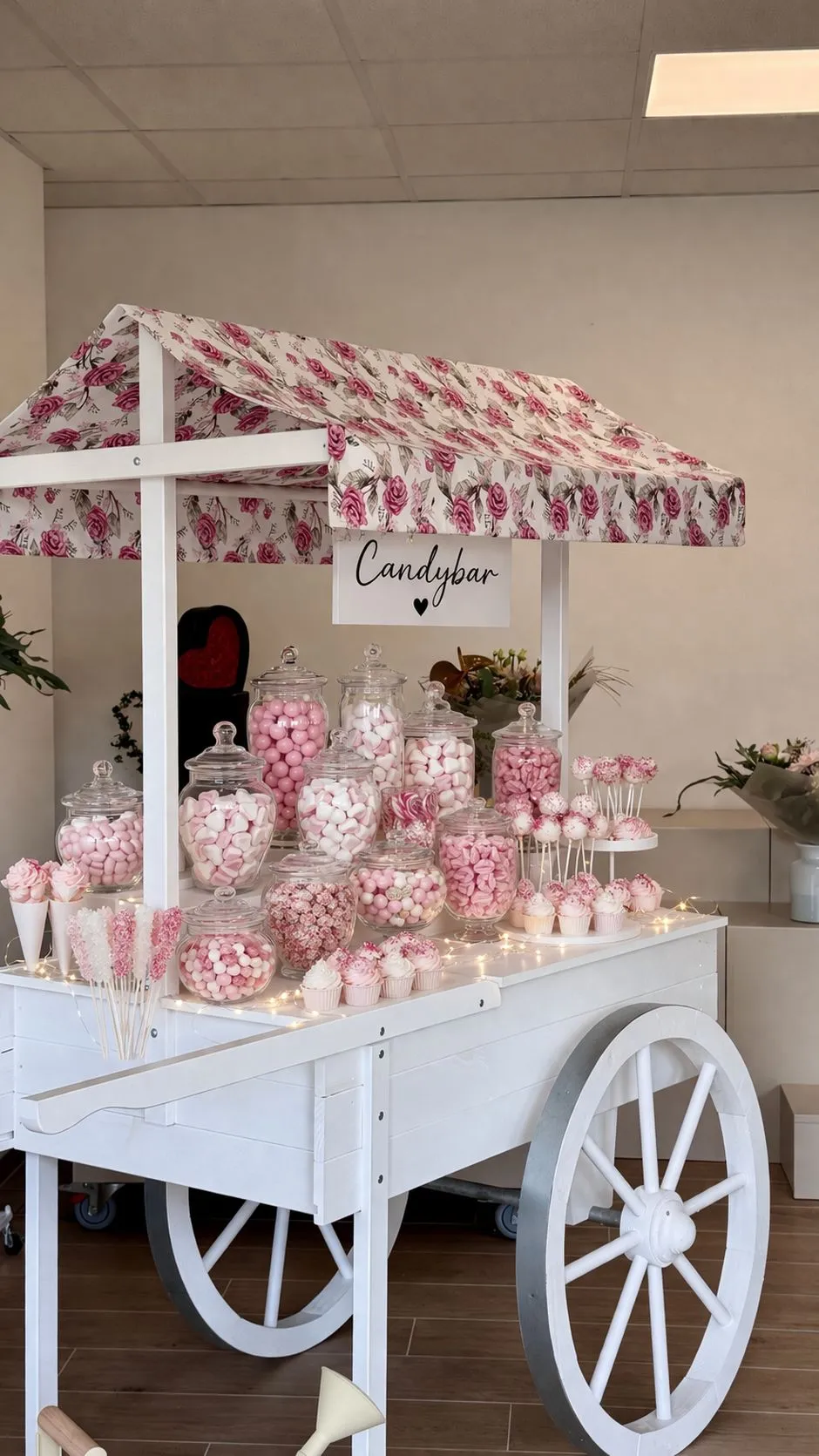 Candy Bar – Dekorierter Süßigkeiten-Wagen mit Blumen