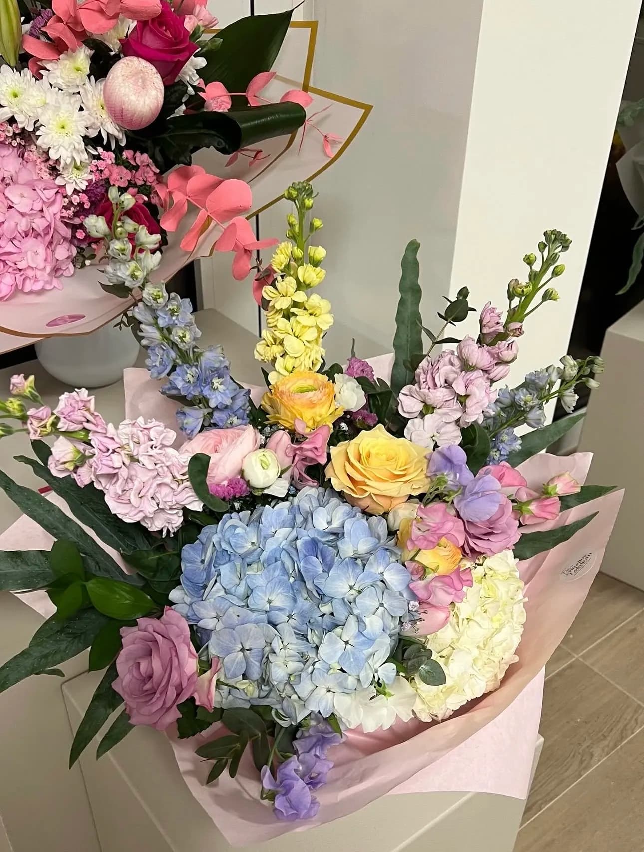 Bunter Frühlings-Strauß mit Hortensien und Rosen