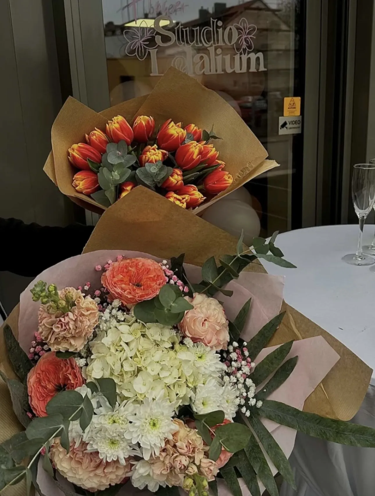 Tulpen und Hortensien vor dem Studio Lelalium