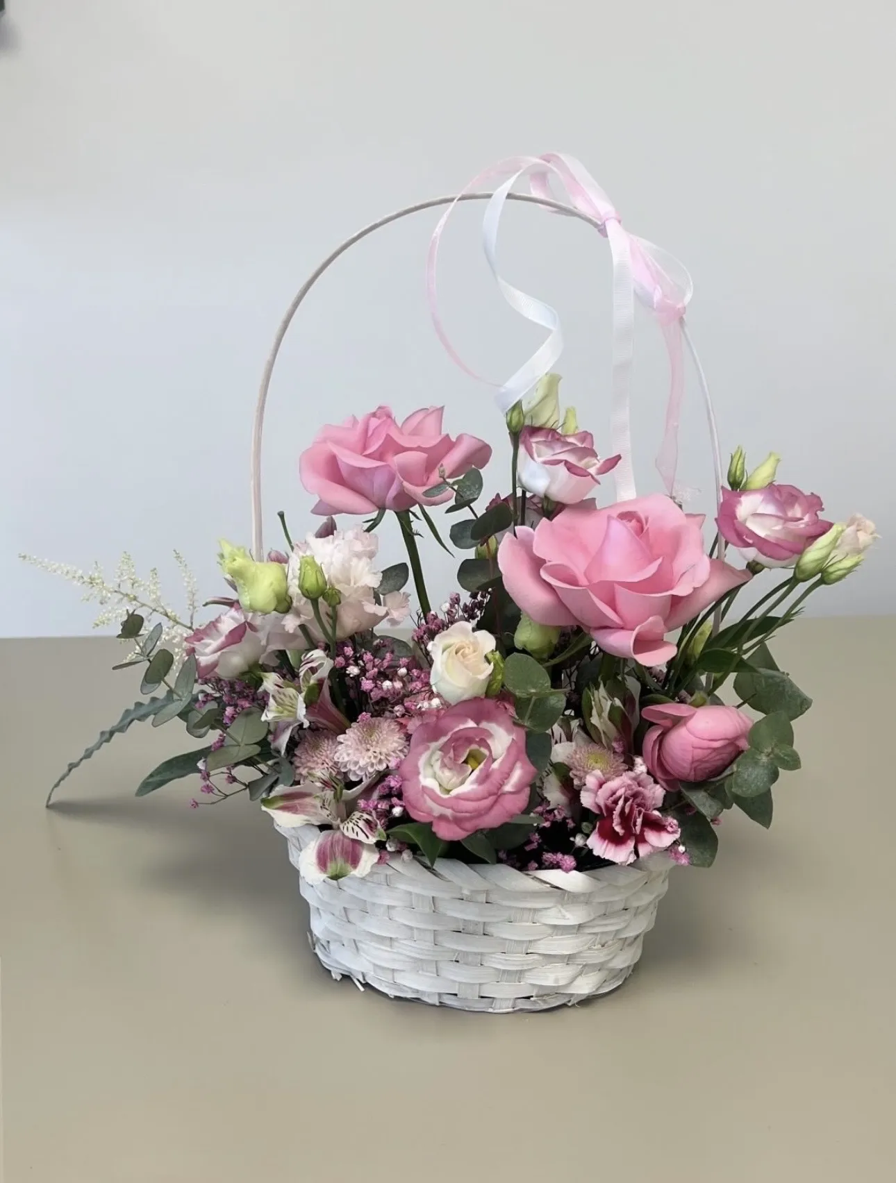 Blumenkorb mit rosa Rosen und Schleierkraut