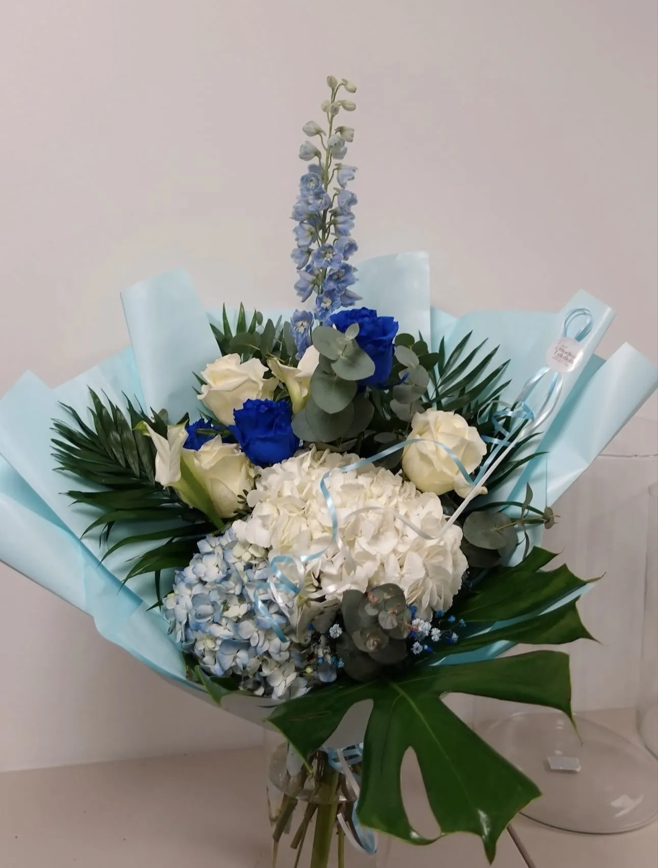 Blau-weißer Strauß mit Rosen und Hortensien