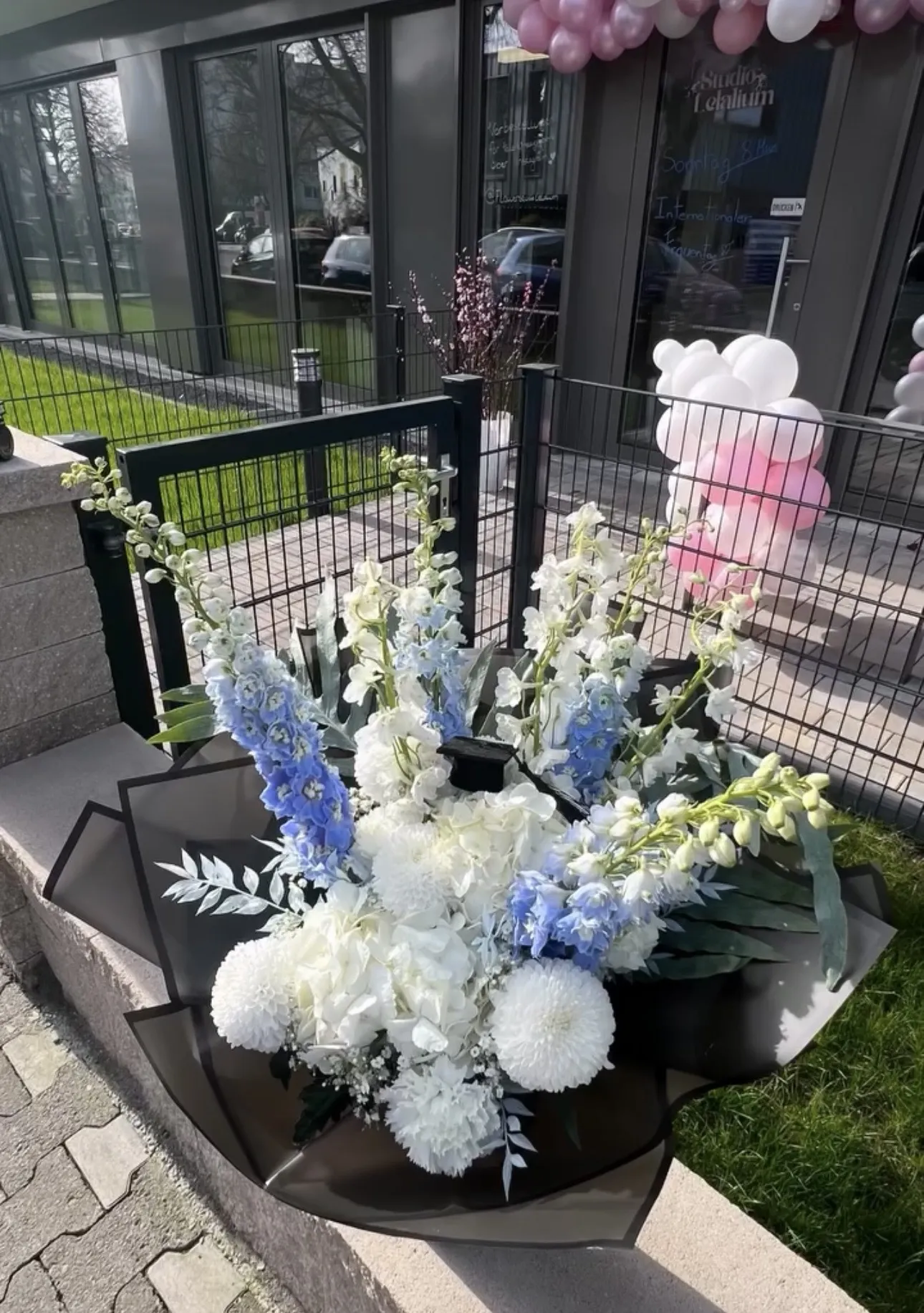 Großer blau-weißer Strauß vor dem Studio