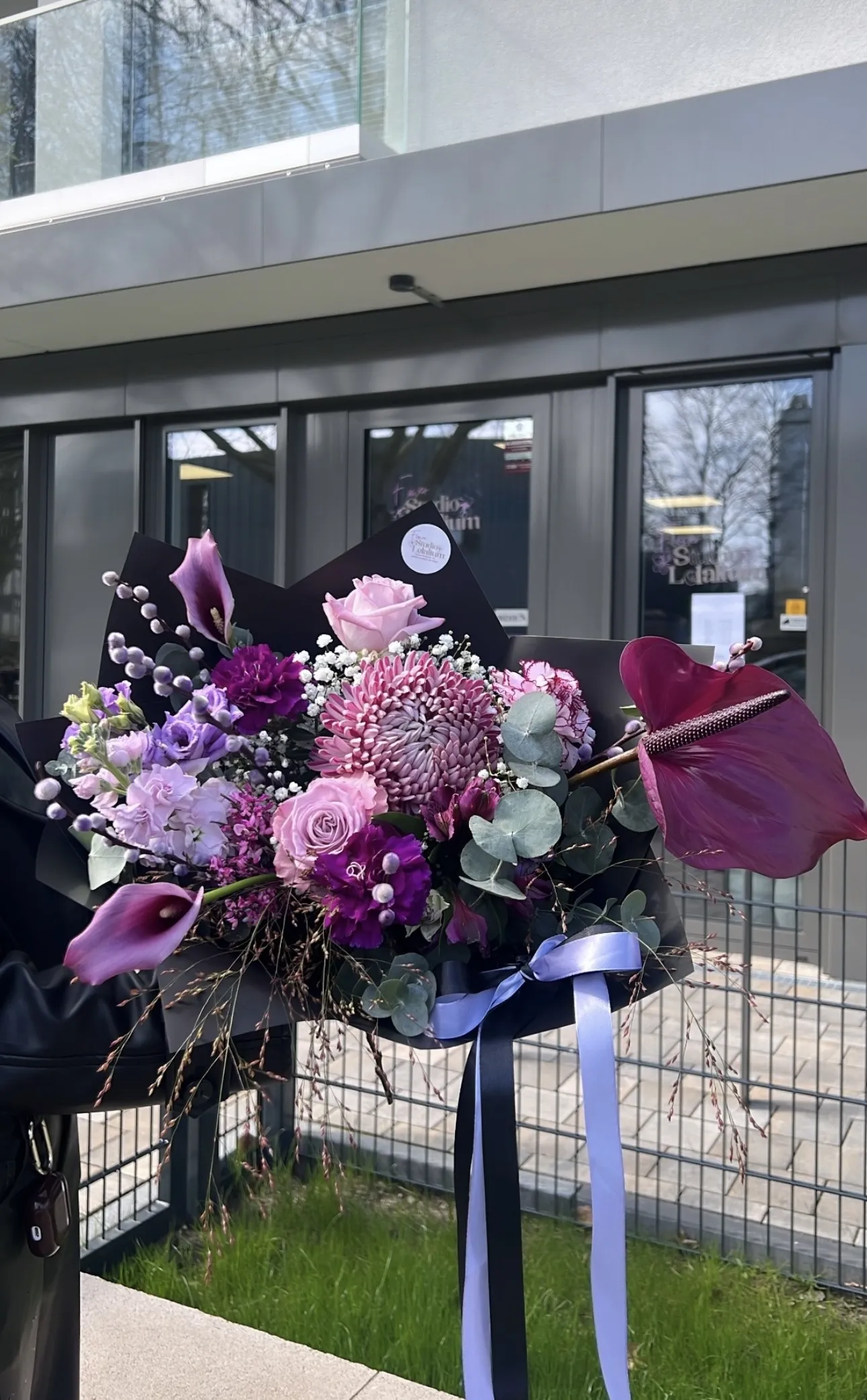 Lila Strauß mit Calla-Lilien und Anthurien